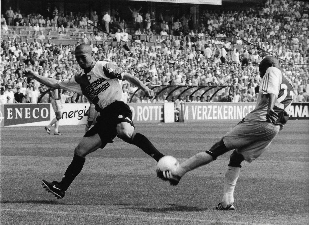 persfoto Piet Bouts 26-08-2001 Feyenoord -Ajax 2x, Verzamelen, Sportartikelen en Voetbal, Verzenden, Zo goed als nieuw, Ajax