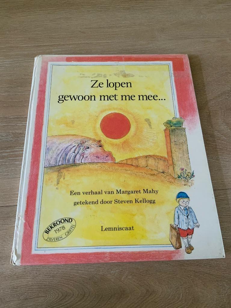 Ze lopen gewoon met me mee… prentenboek, Boeken, Ophalen of Verzenden, Gelezen