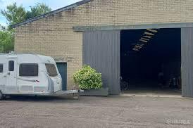 Binnen-/BuitenStalling caravan, camper, auto, aanhanger.