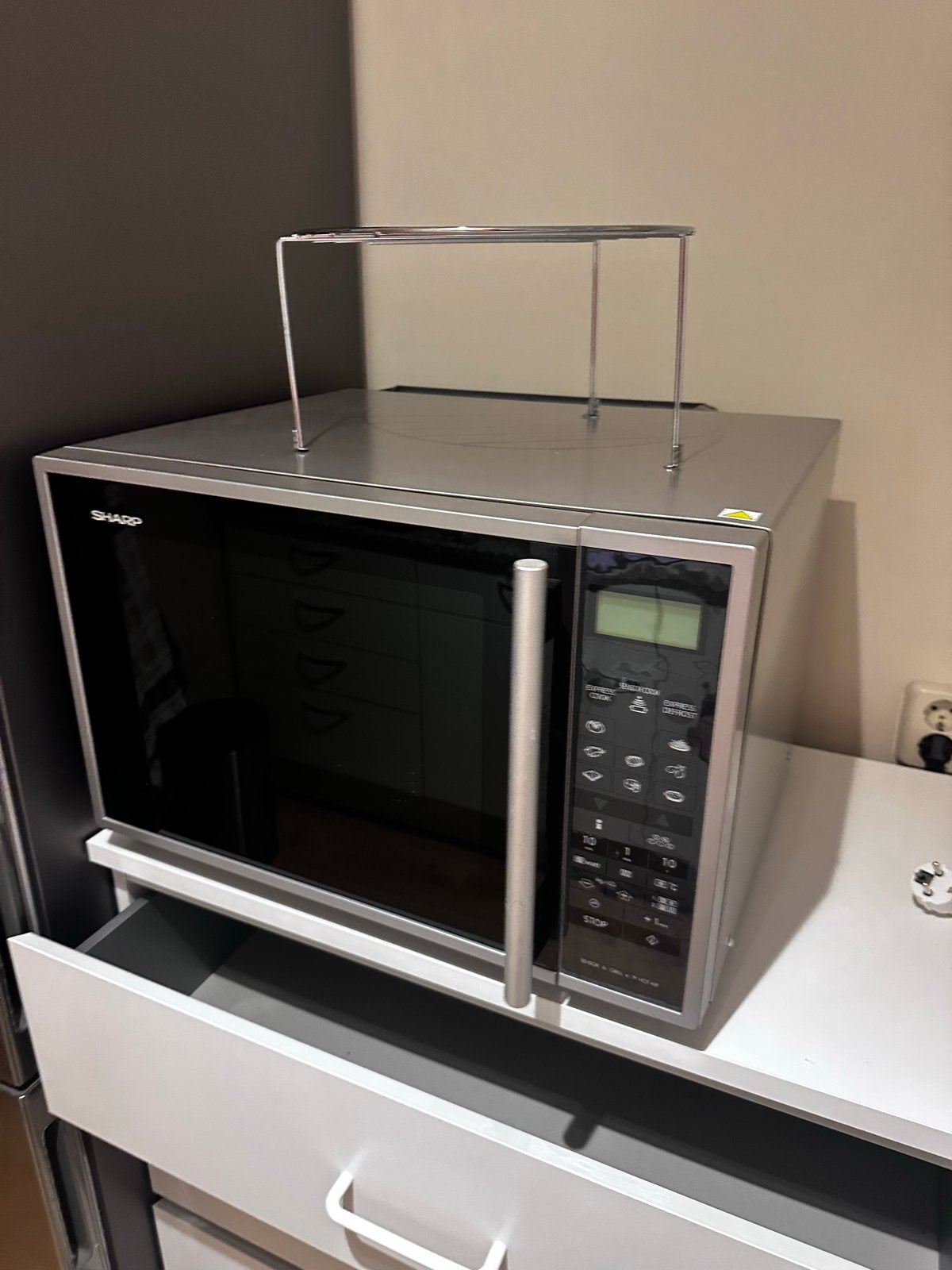 Sharp Combimagnetron - Zilverkleurig en Functioneel, Witgoed en Apparatuur, Ophalen, Combimagnetron, Gebruikt, Grill