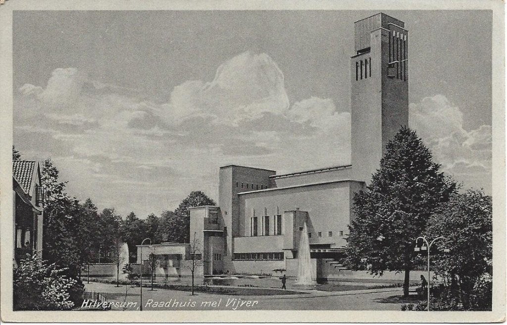 Hilversum (N.H.) Raadhuis met Vijver, Architect Dudok, Ophalen of Verzenden, 1920 tot 1940, Ongelopen, Noord-Holland