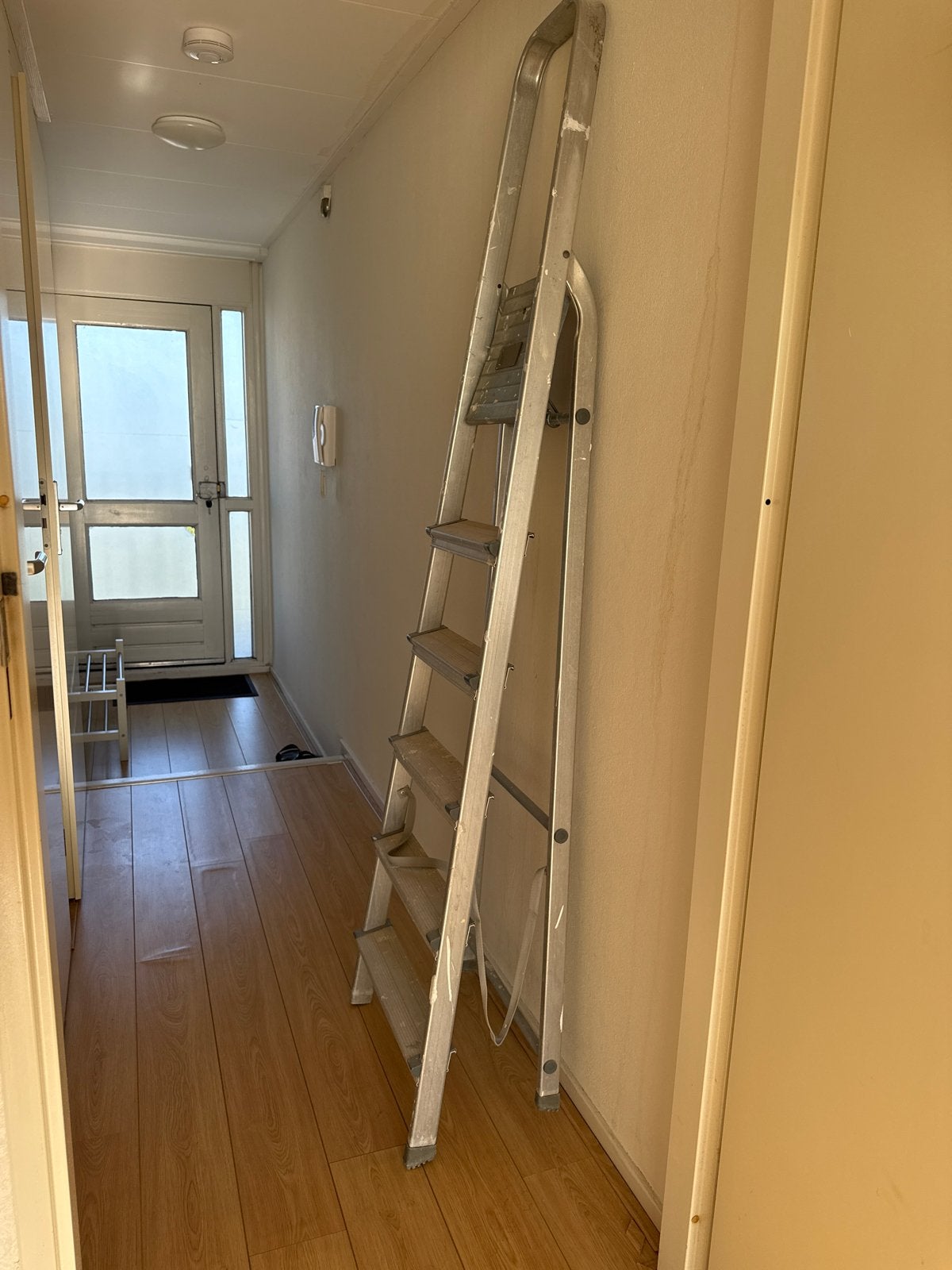 Stevige aluminium trap - 4 treden, Doe-het-zelf en Verbouw, Ladders en Trappen, Ophalen of Verzenden, Gebruikt, Trap, Minder dan 2 meter
