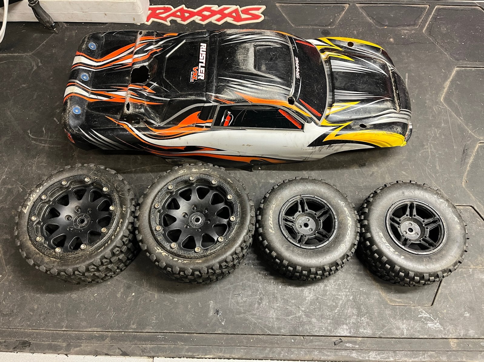Traxxas Rustler 2wd body en Louise banden, Hobby en Vrije tijd, Modelbouw | Radiografisch | Auto's, Ophalen of Verzenden, Gebruikt