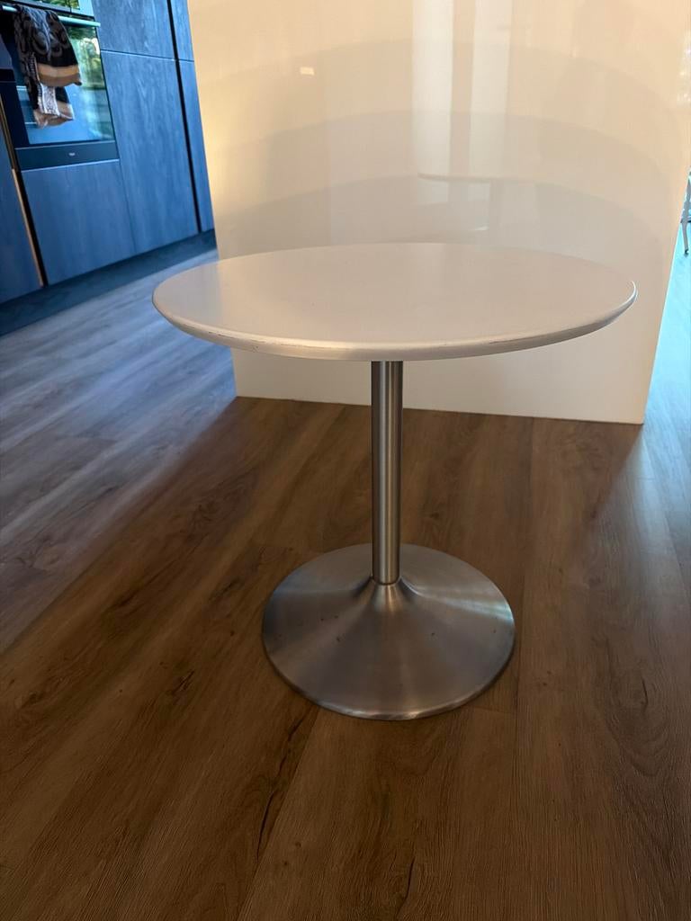 Moderne Bijzettafel - Rond, Wit met Metalen Voet, Ophalen, Minder dan 45 cm, Minder dan 55 cm, Gebruikt