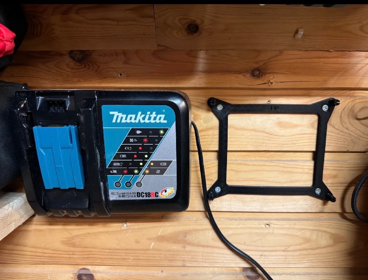 Makita DC18RC wandmontage, Ophalen of Verzenden, Nieuw