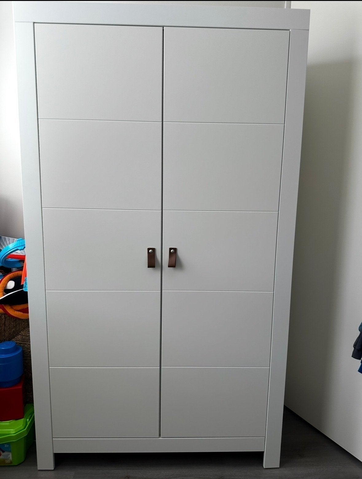 Witte commode met lichte gebruikerssporen