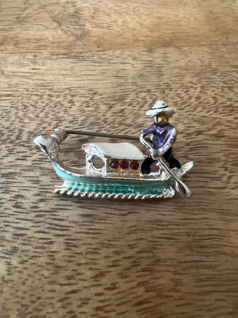 Vintage broche gondelier in bootje met strass steentjes, Overige materialen, 4 tot 7 cm, Ophalen of Verzenden, Zo goed als nieuw