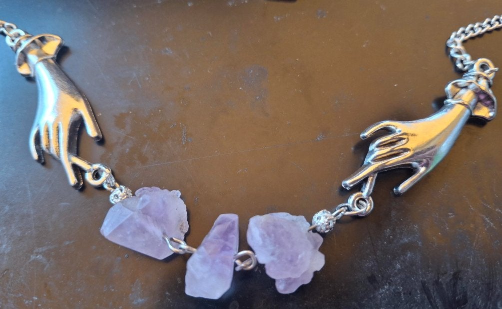 Zilverkleur ketting handjes met 3 brokjes ruwe amethist., Overige materialen, Paars, Nieuw, Ophalen of Verzenden