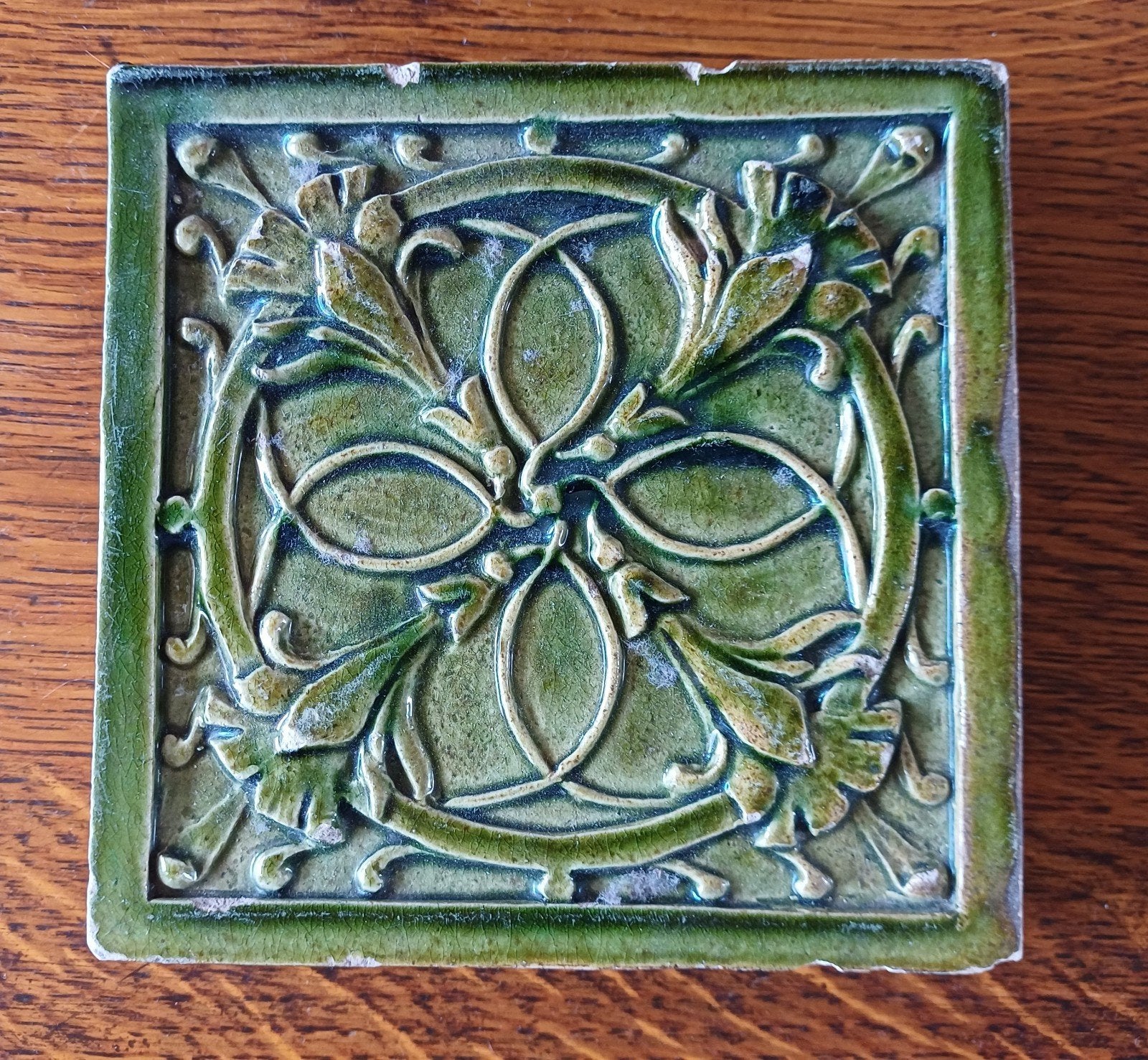 tegel met reliëf, groen geglazuurd, Ophalen of Verzenden