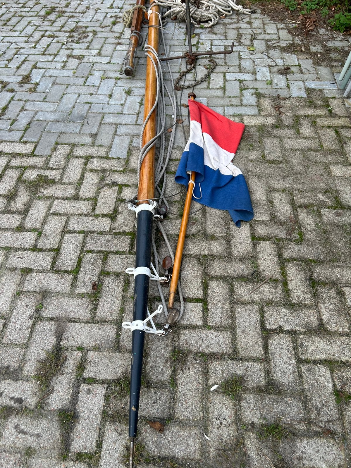 Foto 2 van Mooie houten mast voor platbodem.