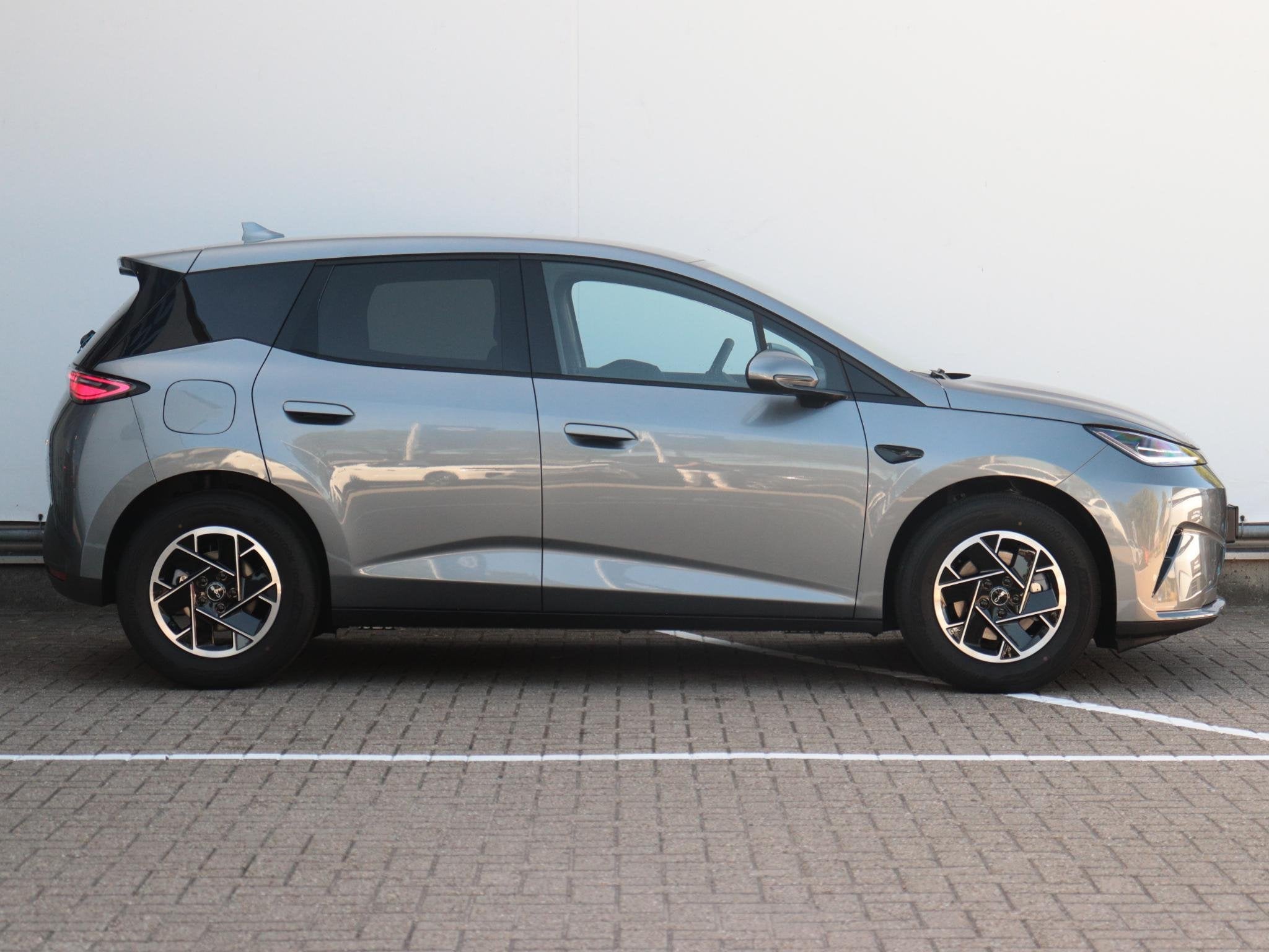 BYD DOLPHIN G 1.5L DM-i Boost | 105km Elektrisch actieradius, Auto's, BYD, Dolphin, Stof, 4 cilinders, Plug-in hybride