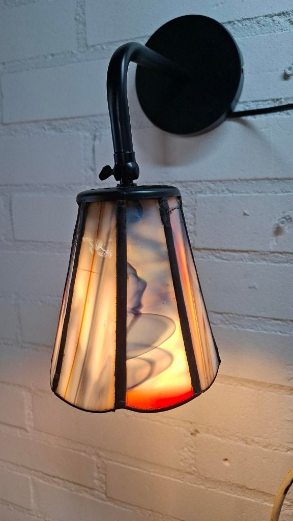 Tiffany Stijl Wandlamp grijs/blauw en rood gemêleerd glas, Almere, E14 (klein), Ophalen of Verzenden, Wandlamp