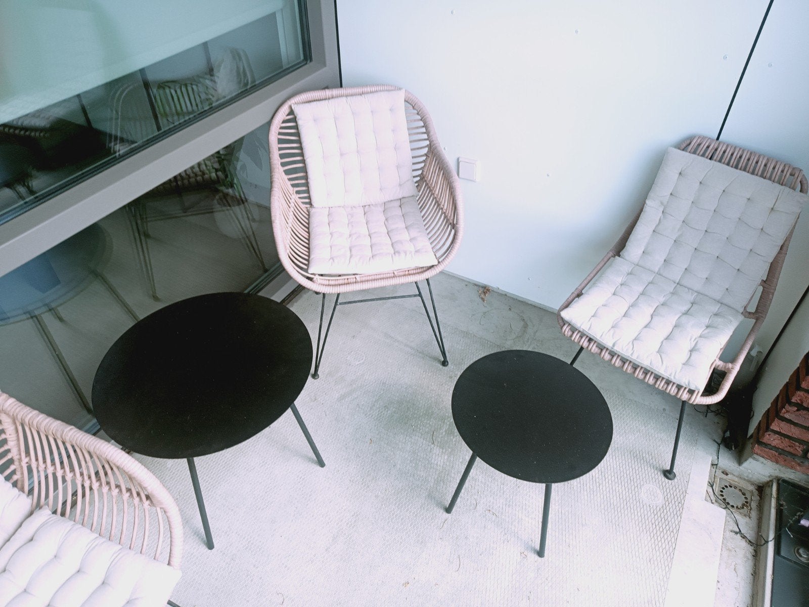 Balkonset, 3 stoelen met kussens en twee tafeltjes, Ophalen, Kunststof