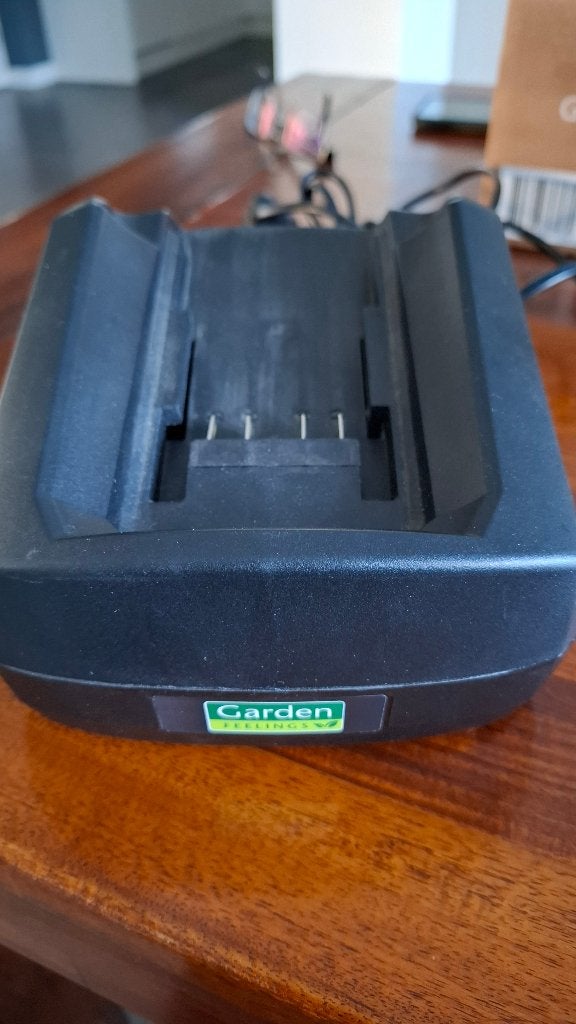 accu oplader garden feelings, Ophalen, Gebruikt
