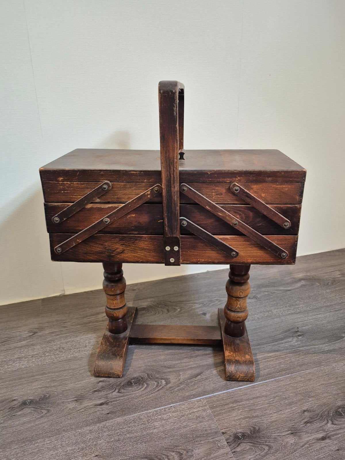 Vintage houten naaidoos op standaard, gevuld, Ophalen of Verzenden, Gebruikt, Overige typen