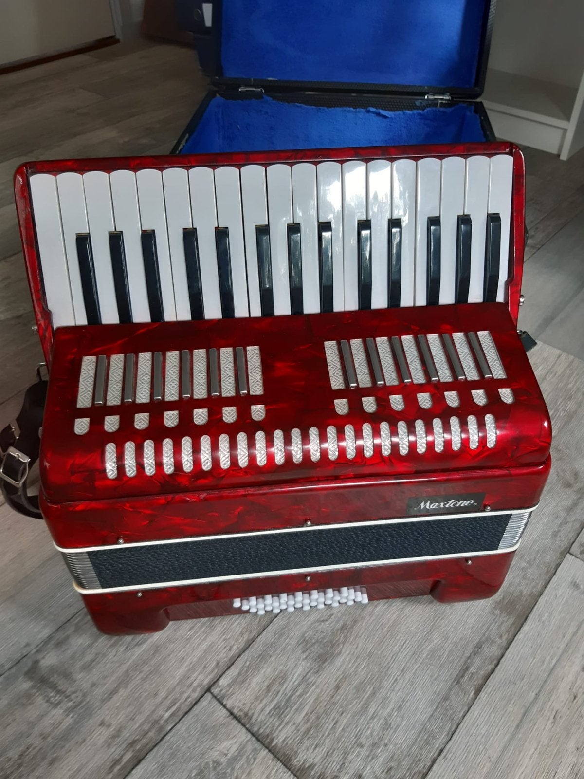 Lichtgewicht accordeon - merk Maxtone, 32-bas, Toetsaccordeon, Zo goed als nieuw, Met koffer