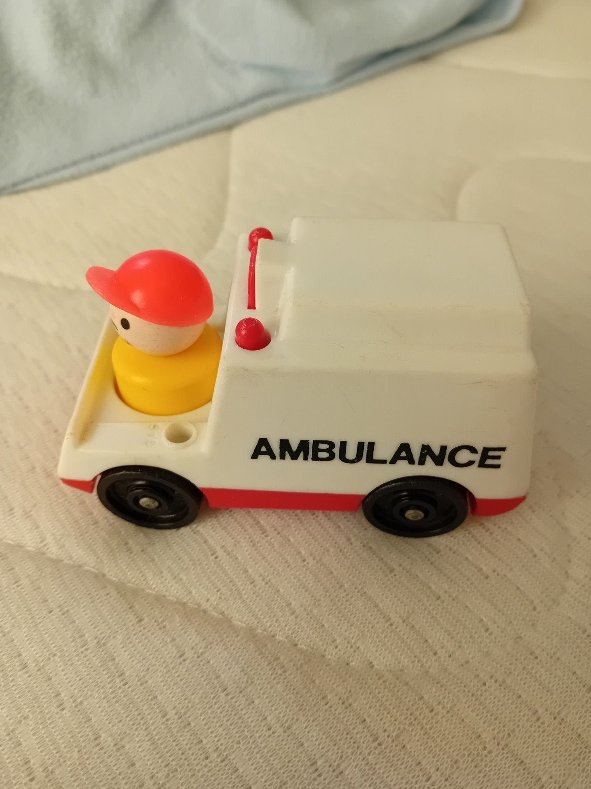 Fisher Price ambulance 11 cm met 1 origineel  popje, Ophalen of Verzenden, Gebruikt, Auto of Voertuig