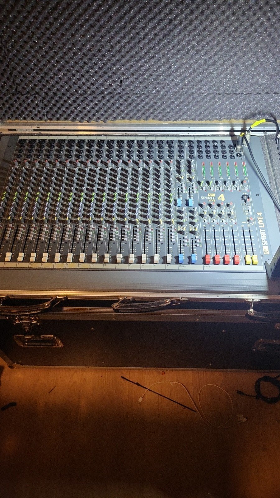 Soundcraft Spirit Live 4 mengpaneel in flightcase, Muziek en Instrumenten, Mengpanelen, Ophalen, Gebruikt, 20 kanalen of meer