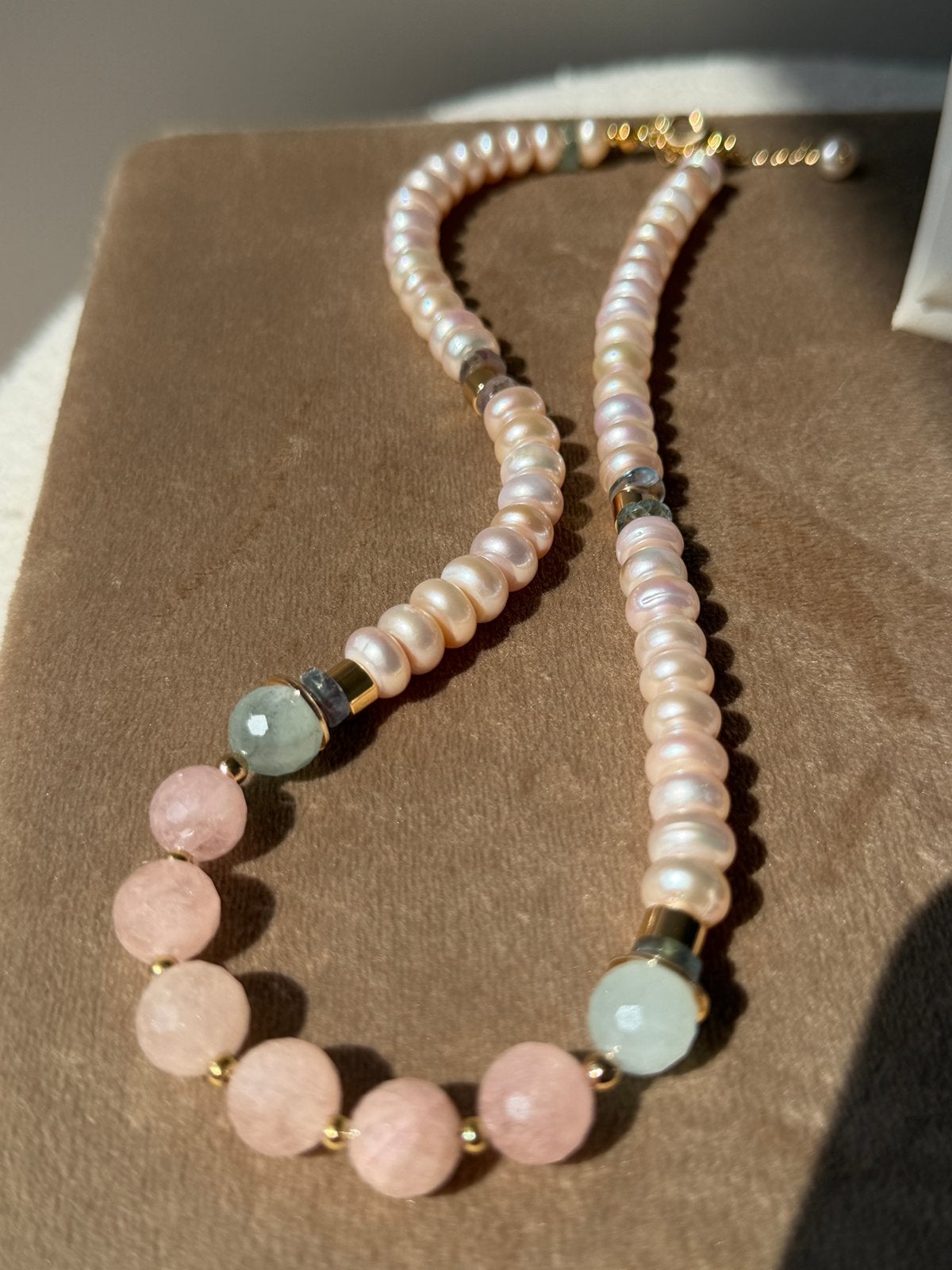 Handmade necklace with natural pearls & fluorite, Sieraden, Tassen en Uiterlijk, Beige, Nieuw, Ophalen of Verzenden, Steen of Mineraal