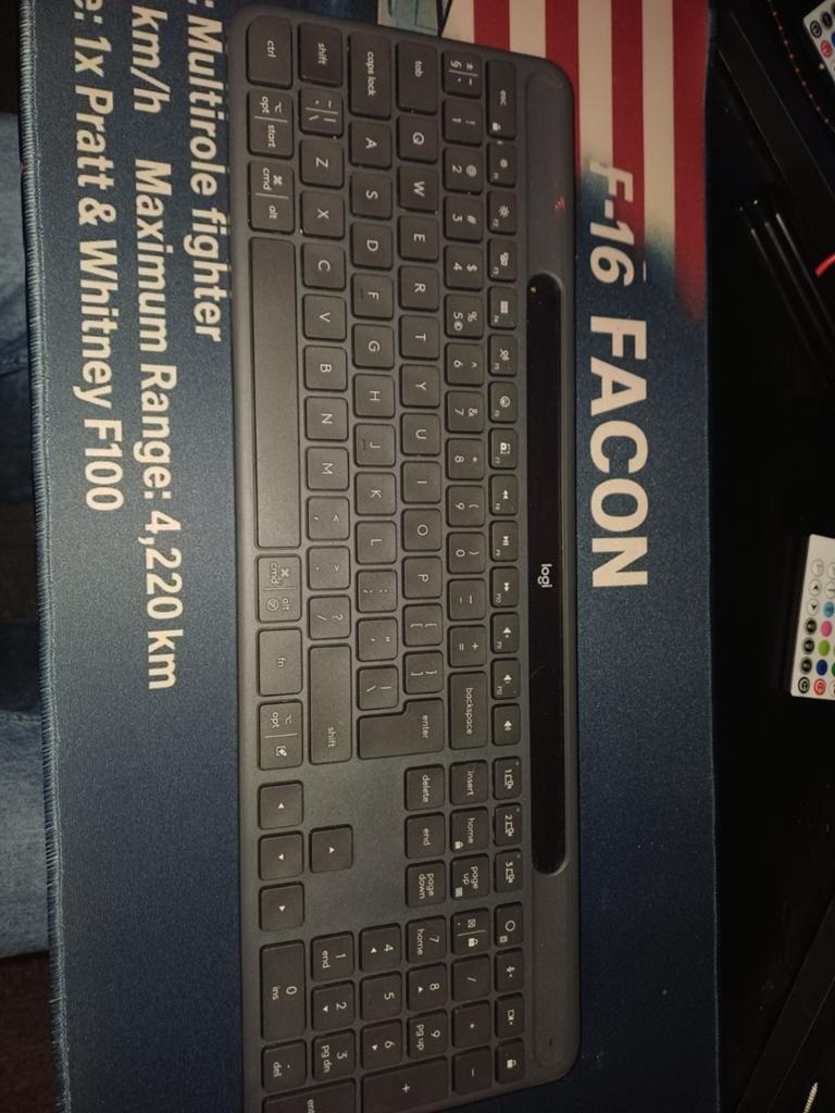 Logitech Signature slim solar+ K980, Multimediatoetsen, Ophalen of Verzenden, Zo goed als nieuw, Draadloos