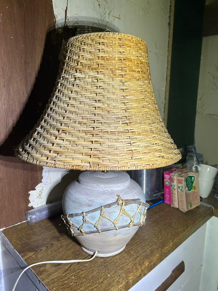 Oudewetse lamp met houten details en rieten lampenkap, Huis en Inrichting, Lampen | Tafellampen, Ophalen of Verzenden, Gebruikt