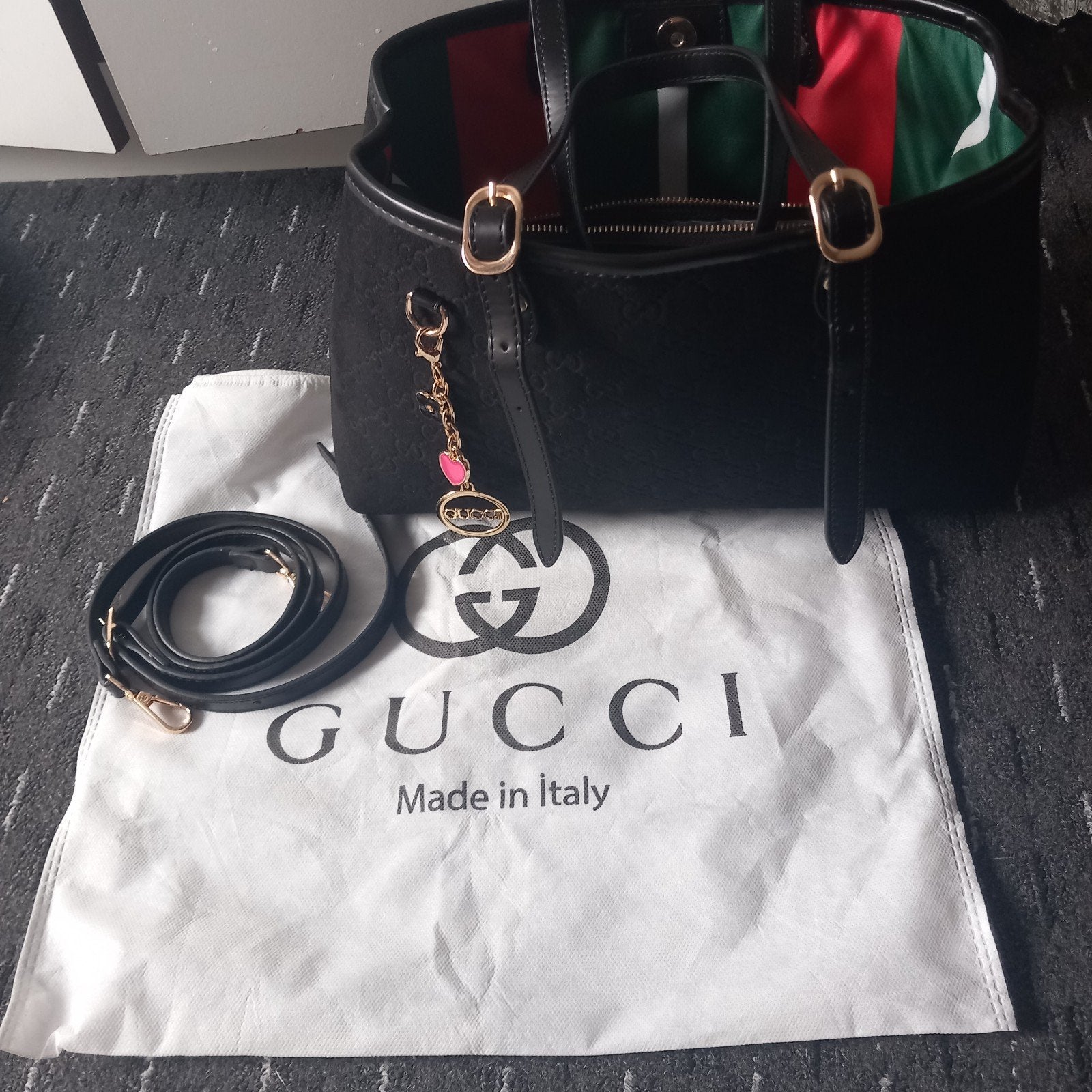 Gucci Handtas Zwart met Gouden Details en Bedel, Ophalen of Verzenden, Nieuw, Zwart, Handtas