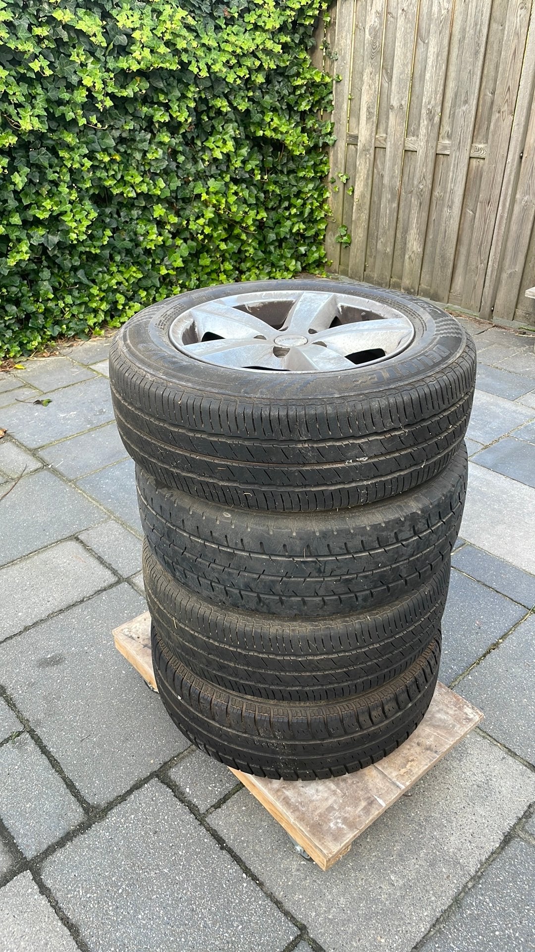 4 VW transporter velgen en banden,17 inch,5 gaats,205/65R16c, Ophalen, Gebruikt