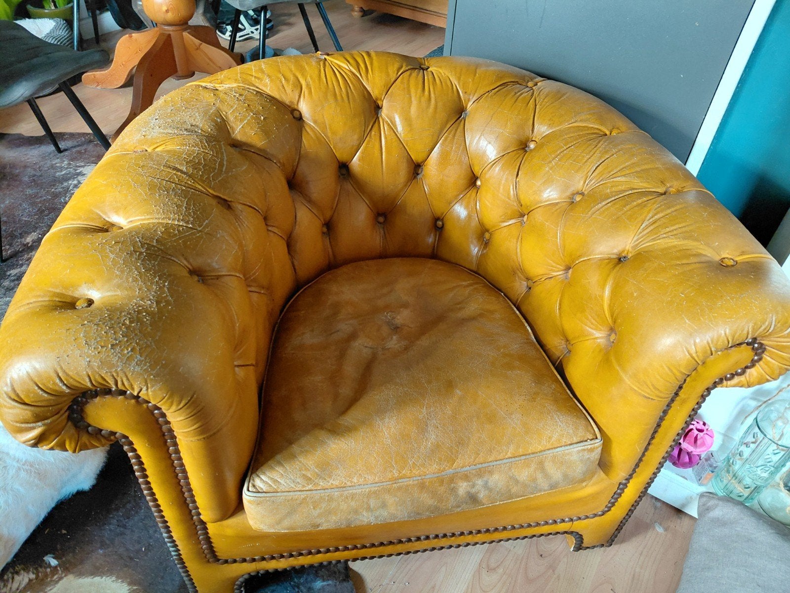 Gele Chesterfield 2-zits bank en 2 stoelen, Ophalen, Gebruikt, Chesterfield, Tweepersoons