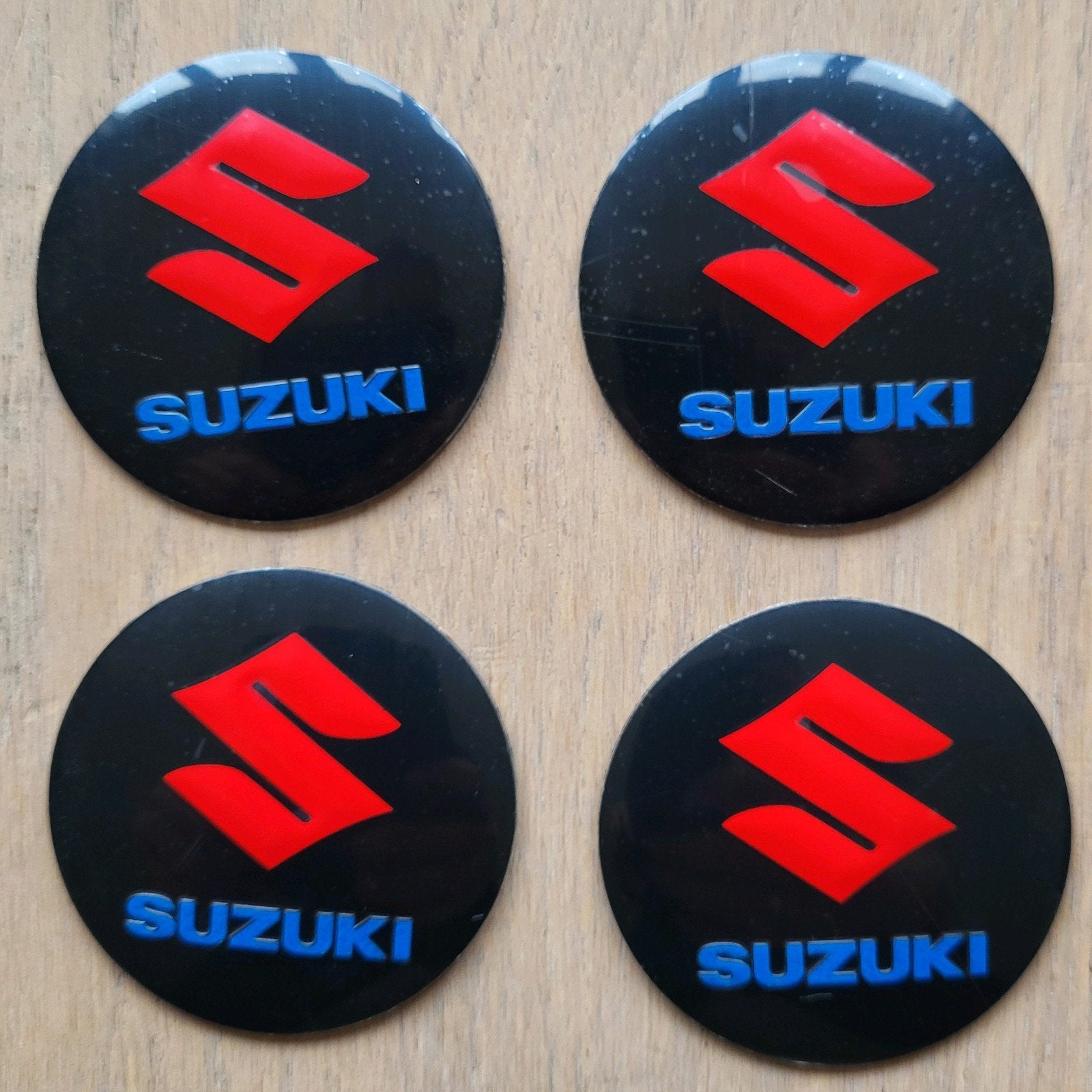 Set van 4 aluminium Suzuki naafkapstickers/ wieldopstickers., Ophalen of Verzenden, Nieuw