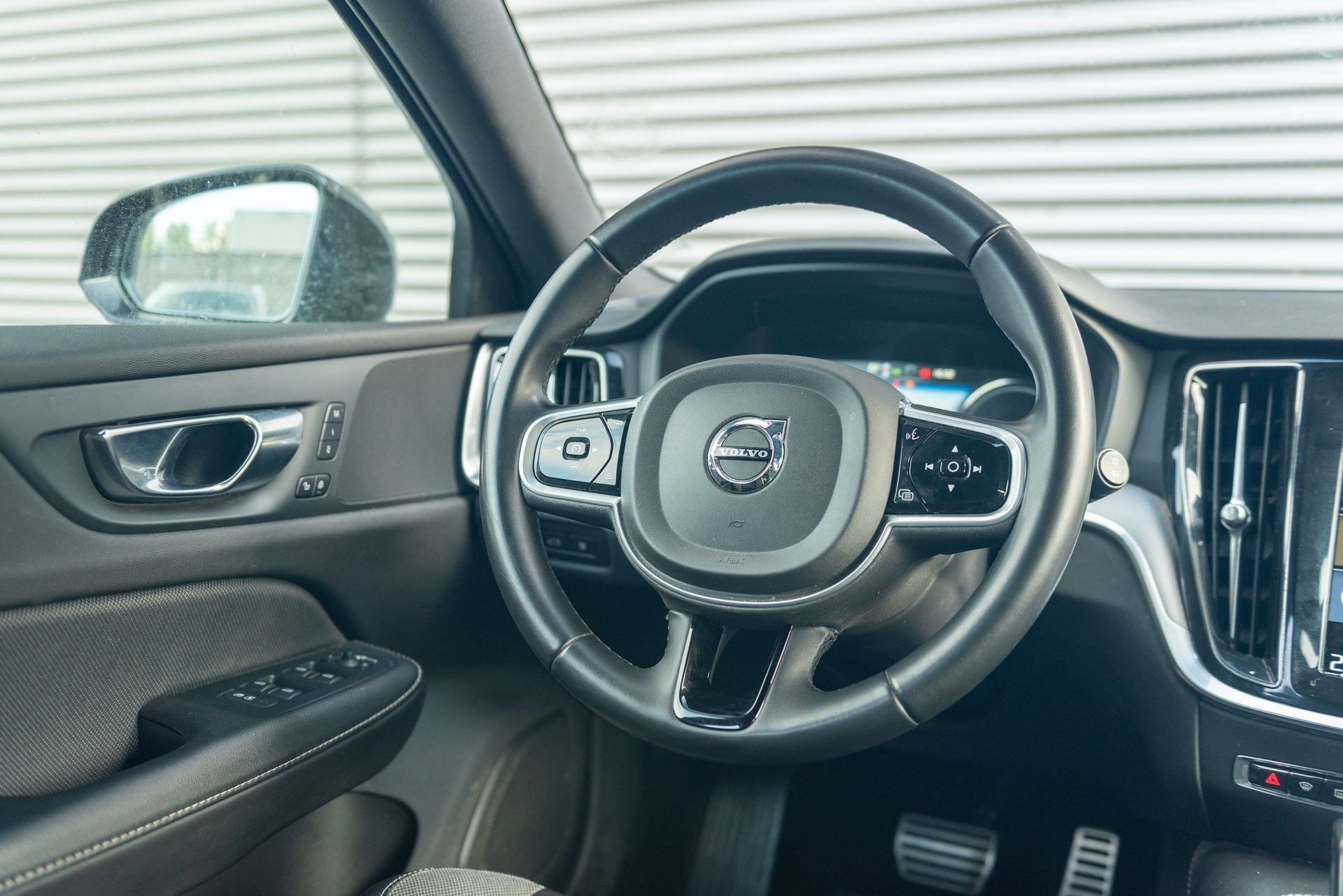 Volvo V60 T6 Aut. Plug-in Hybrid R-Design Leder Parkeercamer, Automaat, Gebruikt, Zwart, 4 cilinders