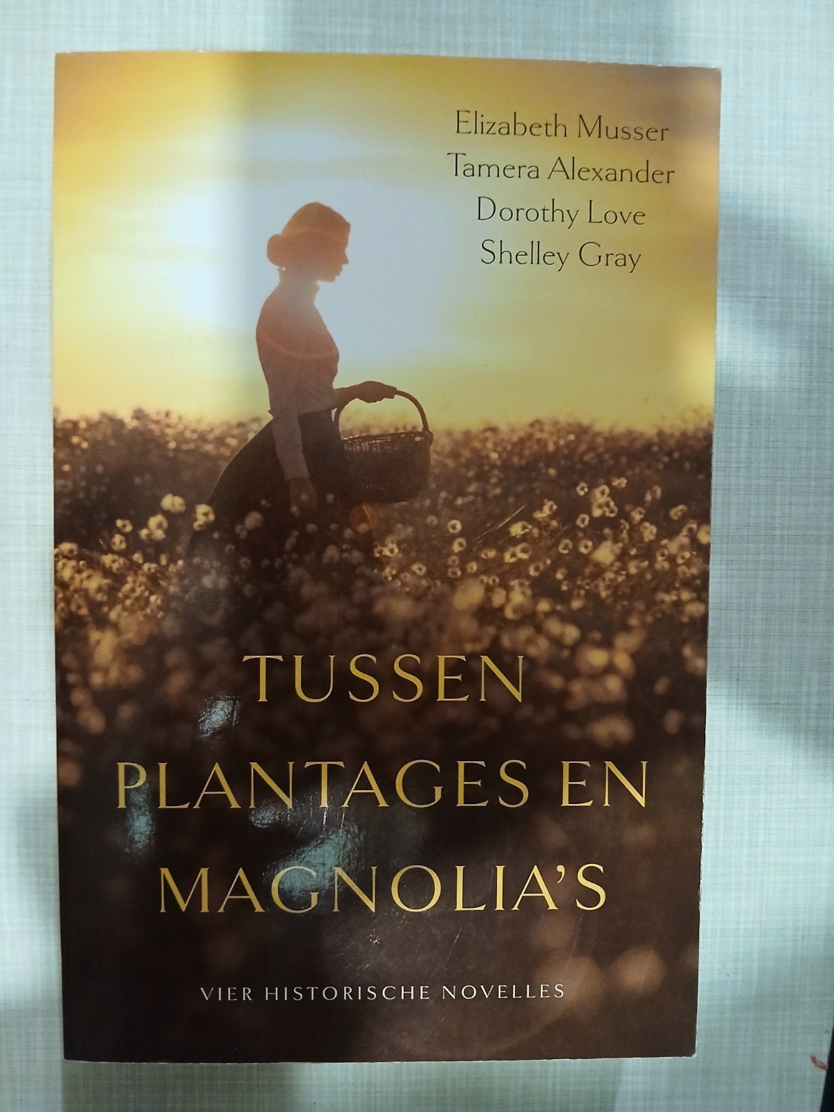Tamera Alexander - Tussen plantages en magnolia's, Ophalen of Verzenden, Zo goed als nieuw, Tamera Alexander; Elizabeth Musser; Dorothy Love; Shelley Gray