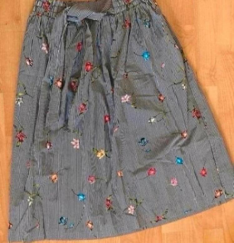 Vrolijke blauw/wit gestreepte rok met bloemetjes en zakken, Maat 38/40 (M), Zo goed als nieuw, Knielengte, Verzenden