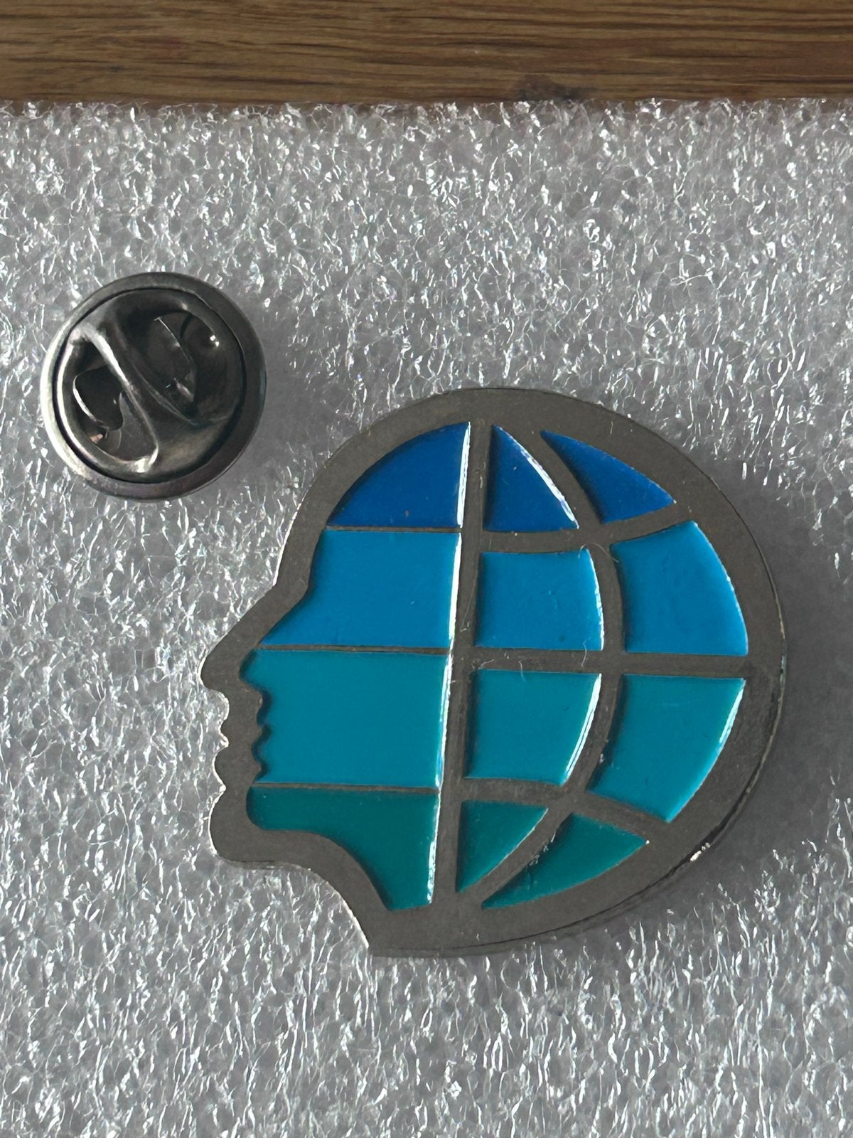 Vintage pin: Hoofd met Wereldbol - Blauw/Groen Emaille, Verzamelen, Ophalen of Verzenden, Zo goed als nieuw, Overige onderwerpen