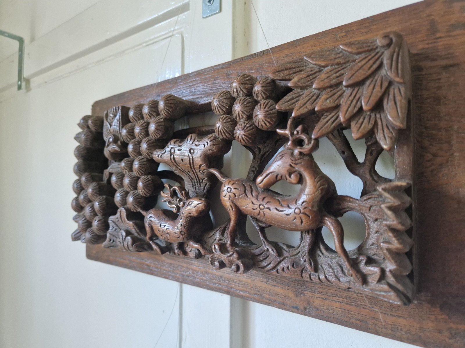 Prachtig handgesneden houten wanddecoratie met herten, Ophalen of Verzenden, Wanddecoratie, 20 - 50 cm, Hout
