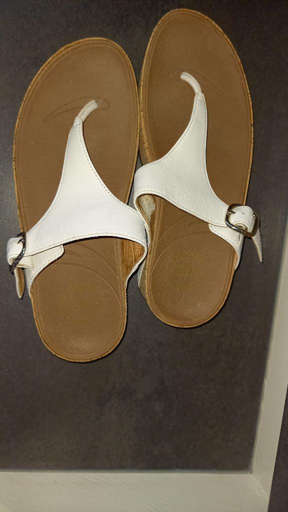 FITFLOP SLIPPERS MAAT 37, Kleding | Dames, Schoenen, Wit, Ophalen of Verzenden, Gedragen, FITFLOP.