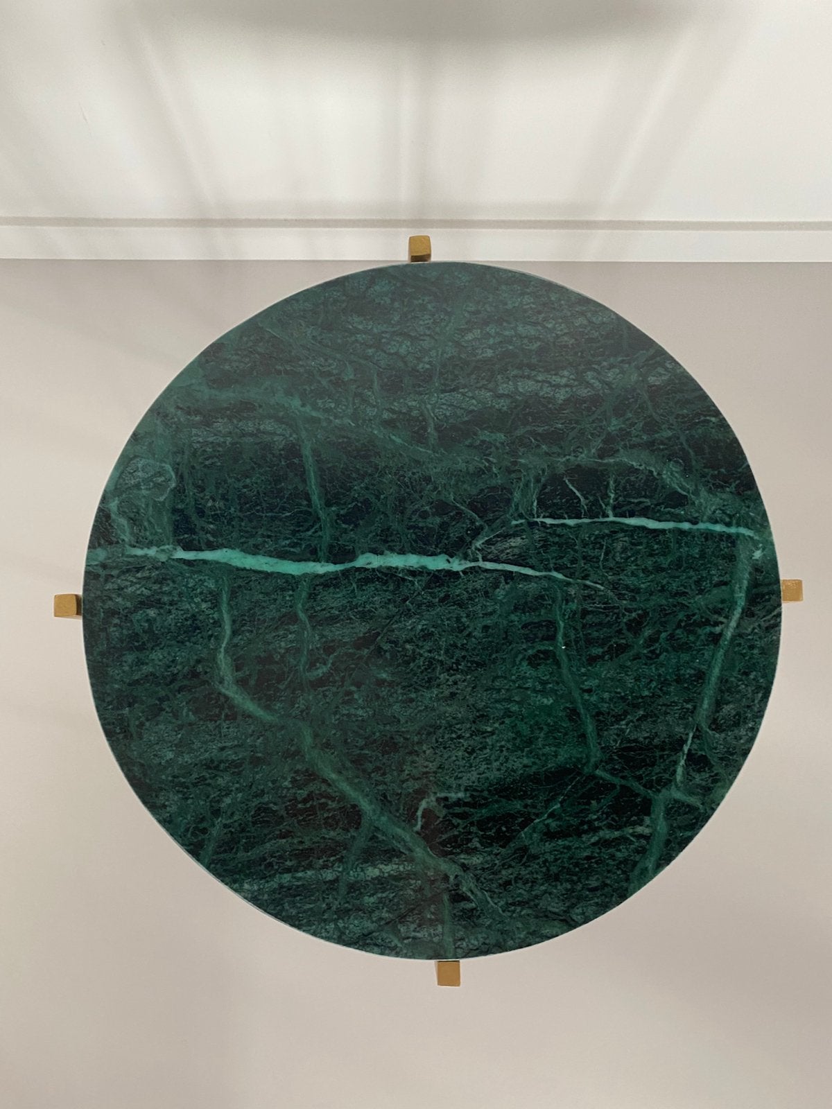 Bijzettafel met groen marmer blad en gouden onderstel, Minder dan 55 cm, Rond, Zo goed als nieuw, Ophalen