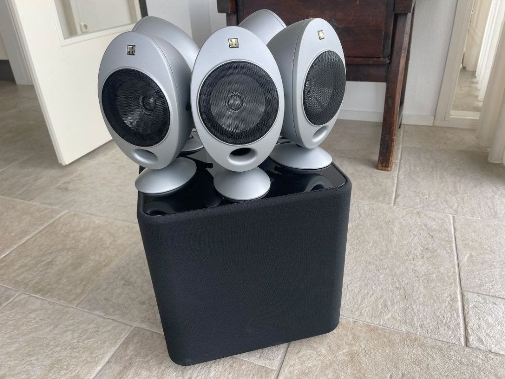 5 luidsprekers en een actieve subwoofer KEF kht 2005, Ophalen, Subwoofer, Zo goed als nieuw, 60 tot 120 watt