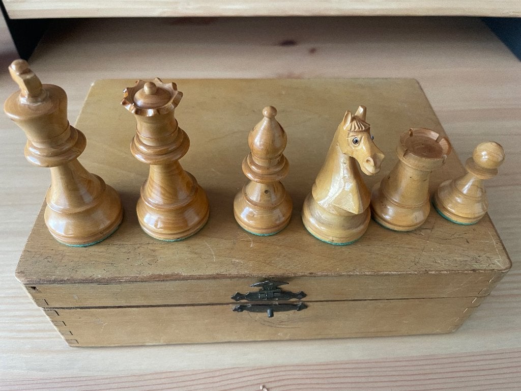 Houten kistje met fraaie schaakstukken, Een of twee spelers, Ophalen of Verzenden, Gebruikt, Geen
