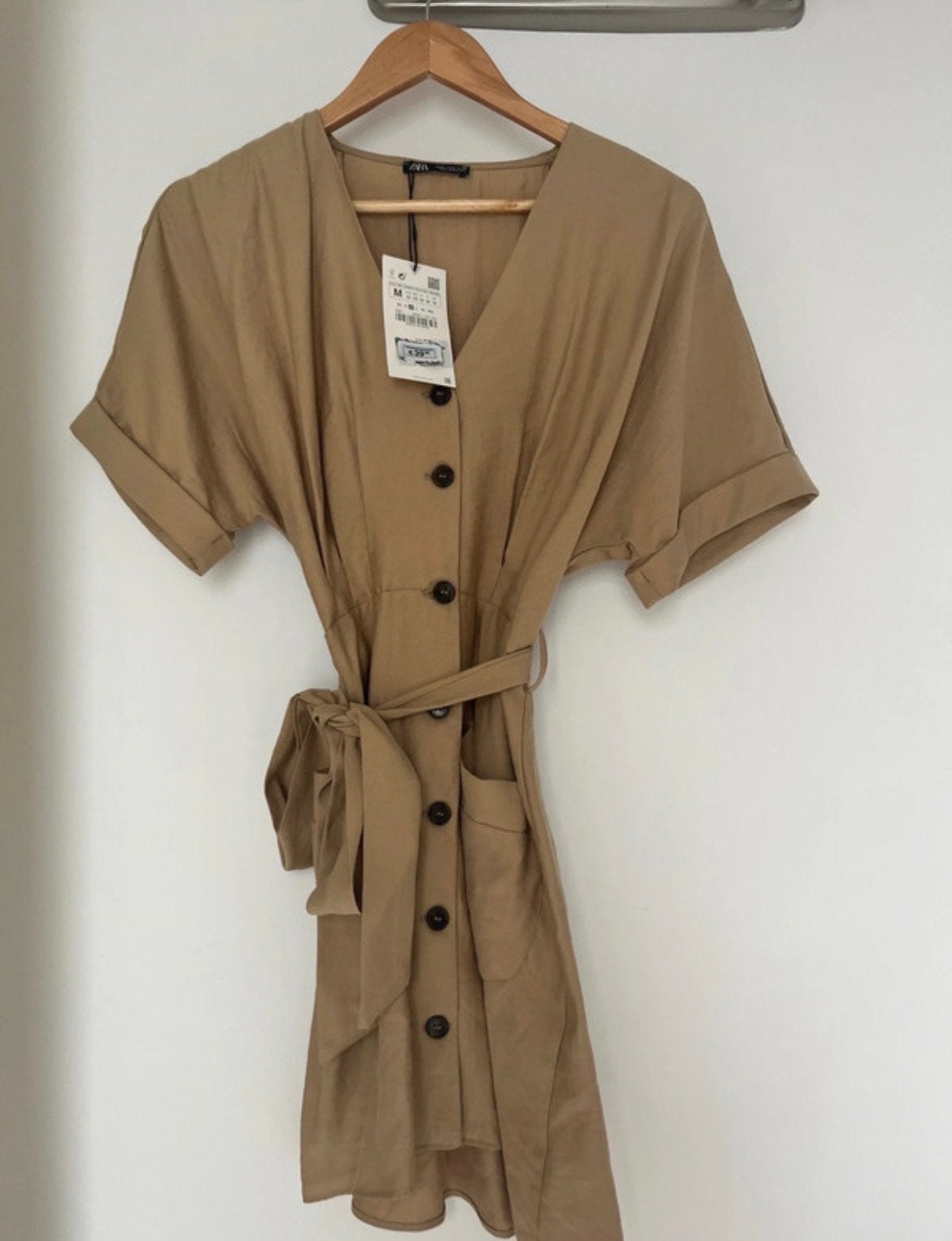 Zara Jurk met Knoopsluiting en Ceintuur - Maat M, Kleding | Dames, Jurken, Maat 38/40 (M), Beige, Nieuw, Ophalen of Verzenden