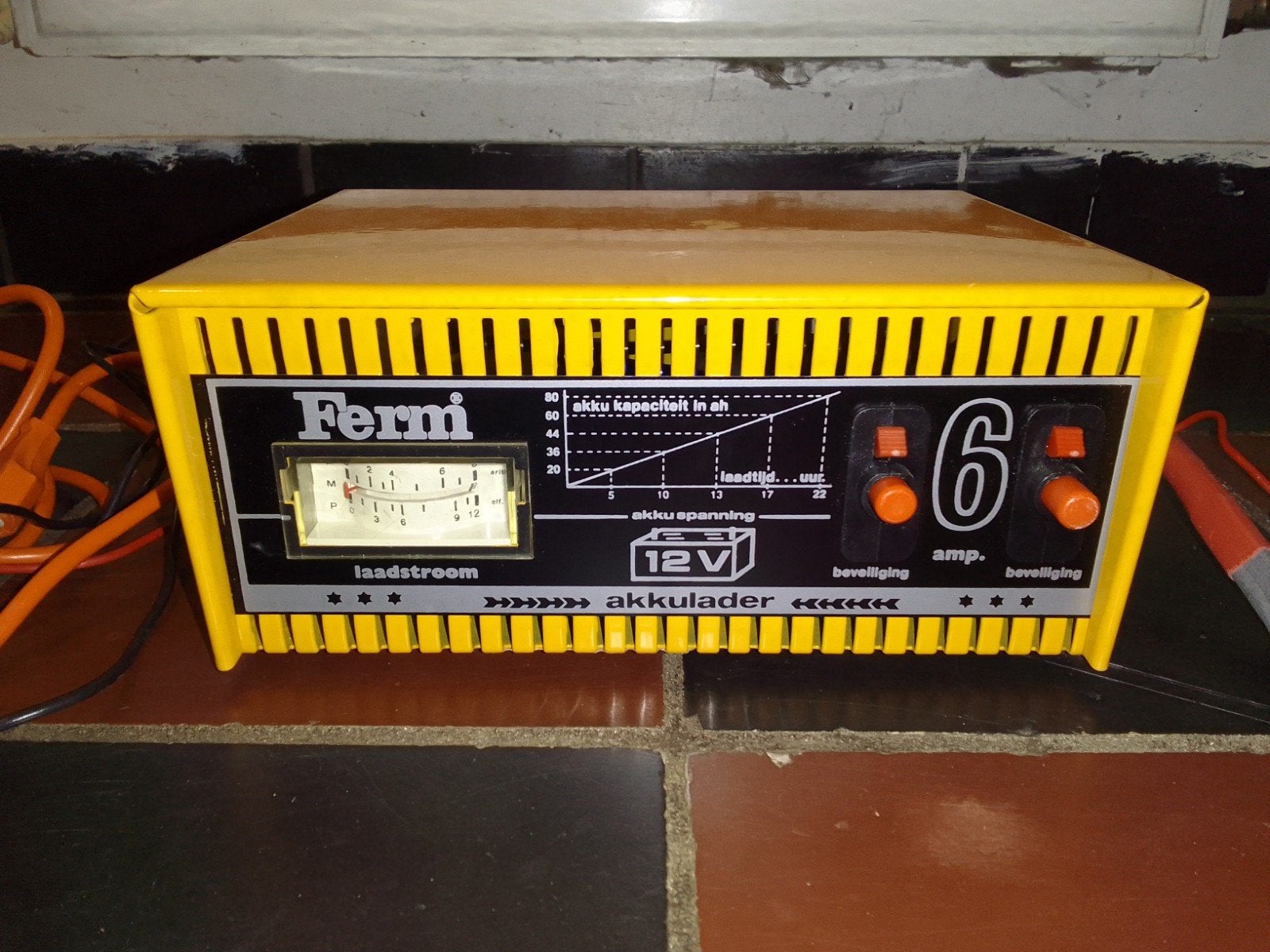 Ferm 6 Amp 12 Volt Acculader met toebehoren, Gebruikt, Universele onderdelen