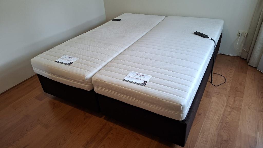 Tweepersoons elektrisch verstelbaar bed incl. 2 matrassen, Huis en Inrichting, Slaapkamer | Bedden, Ophalen, Bruin, 210 cm, Tweepersoons
