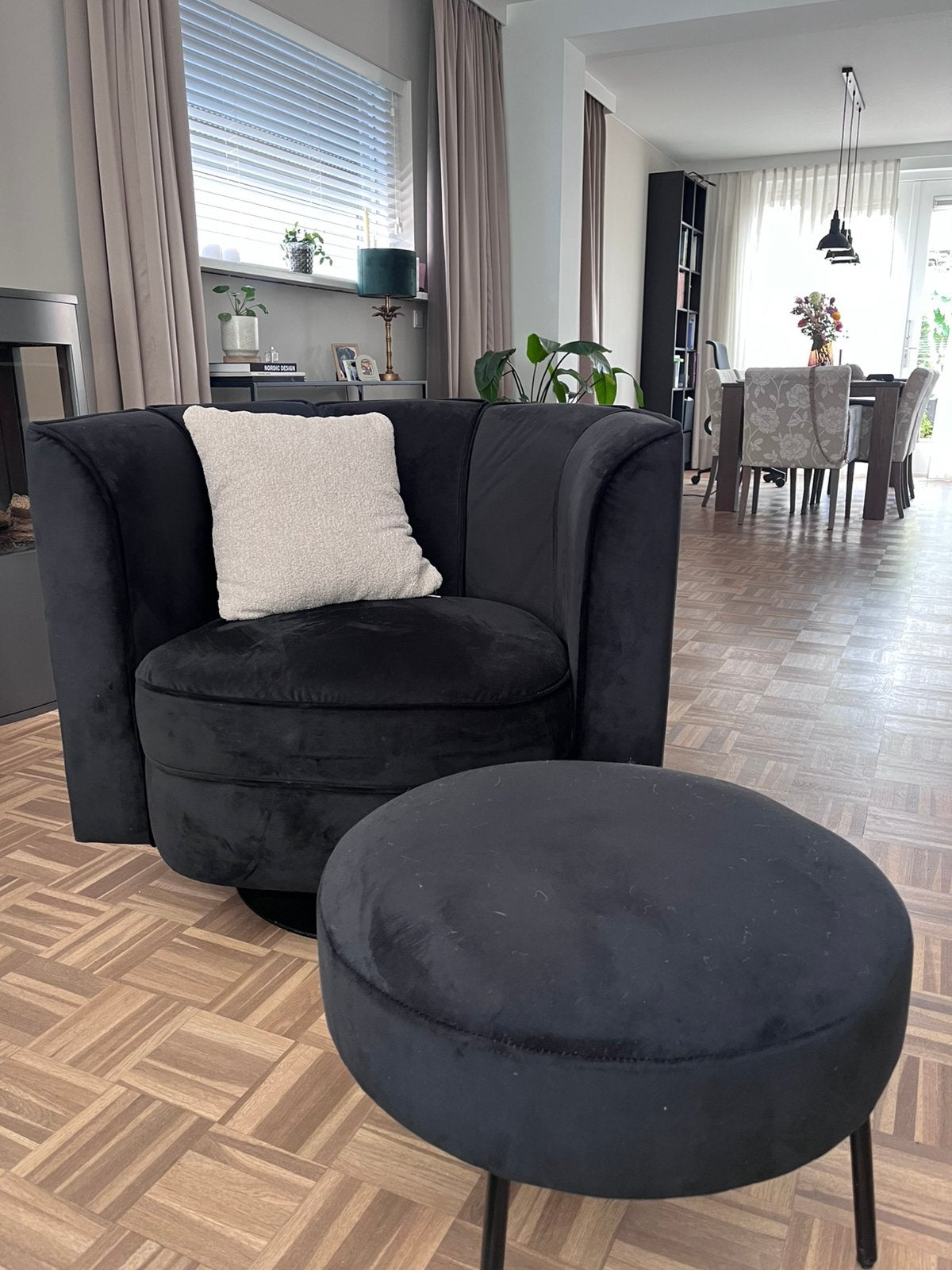 Dutchbone Flower draaifauteuil zwart velvet met poefje, Huis en Inrichting, Ophalen, Eenpersoons, 75 tot 100 cm, Zo goed als nieuw
