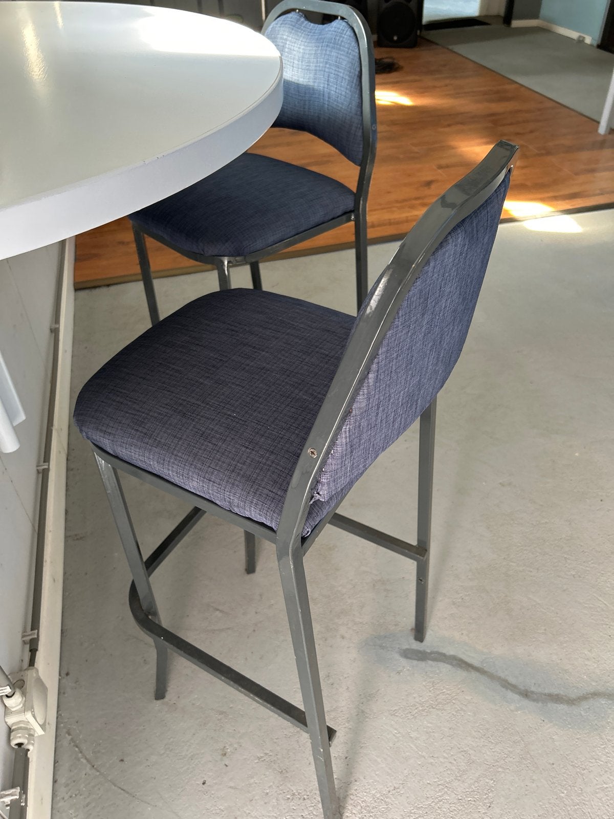 Twee barkrukken met stoffen bekleding, Ophalen, Gebruikt, 60 tot 90 cm, Metaal