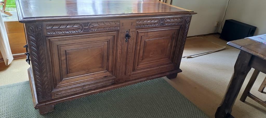 Antieke houten dekenkist, Ophalen