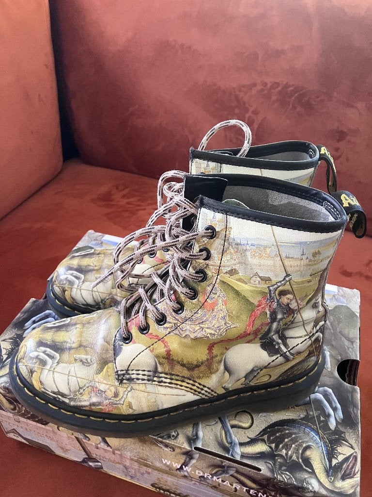 Dr Martens 1460 George & Dragon mt 39, Kleding | Dames, Schoenen, Overige kleuren, Lage of Enkellaarzen, Ophalen of Verzenden