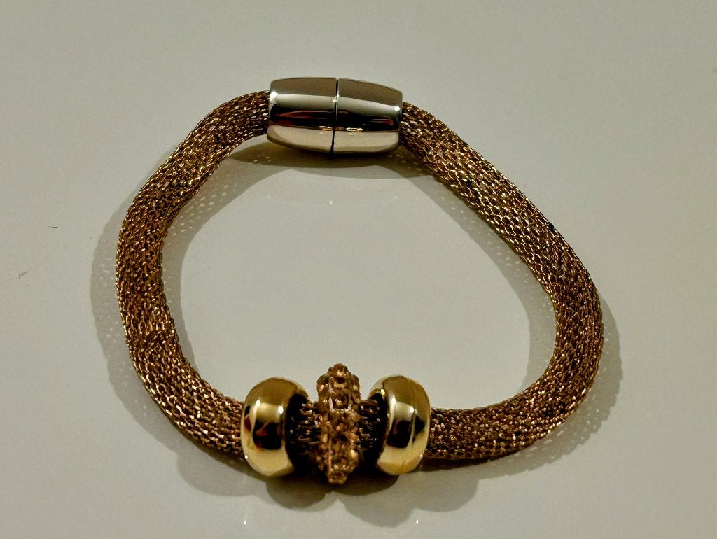 Goudkleurige armband met bedels, Sieraden, Tassen en Uiterlijk, Overige materialen, Met bedels of kralen, Ophalen of Verzenden