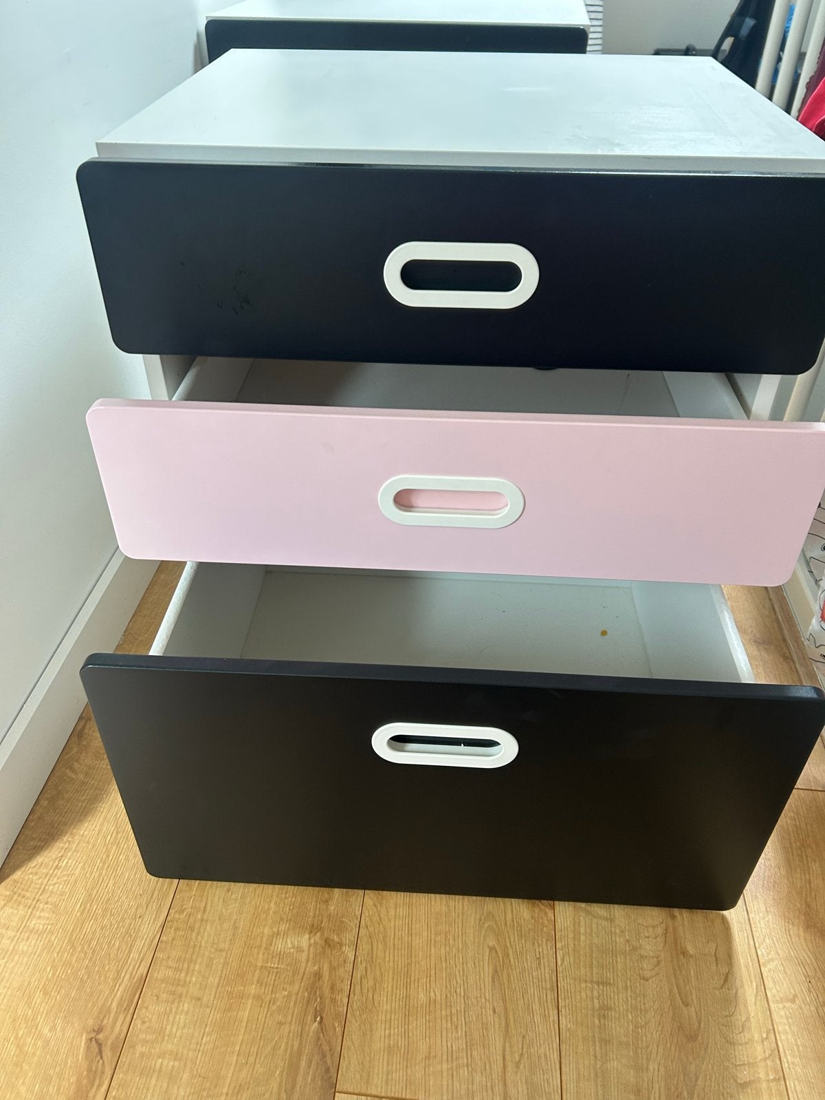 IKEA Smastad Kast met 3 lades - Zwart/Roze/Wit, Gebruikt, 50 tot 70 cm, Ophalen, Minder dan 90 cm