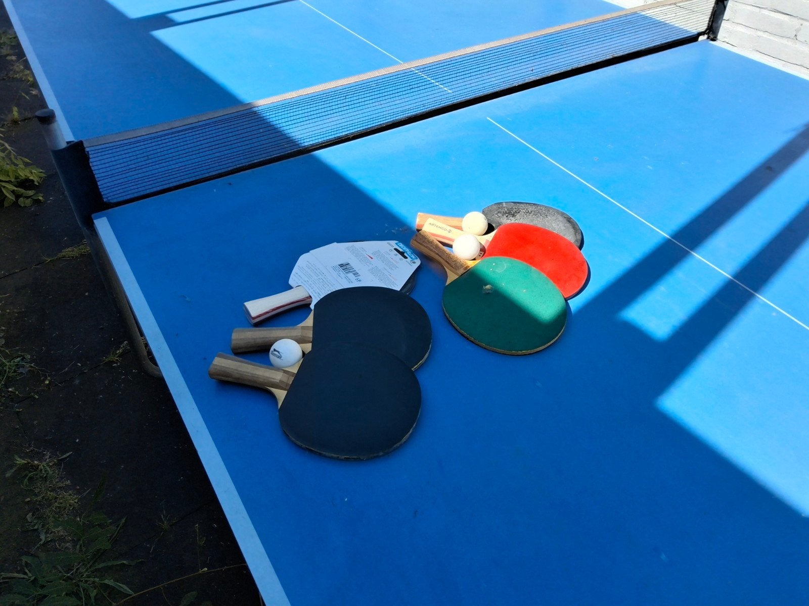 Blauwe inklapbare tafeltennistafel met batjes en balletjes, Ophalen, Gebruikt, Tafel Outdoor, Verrijdbaar