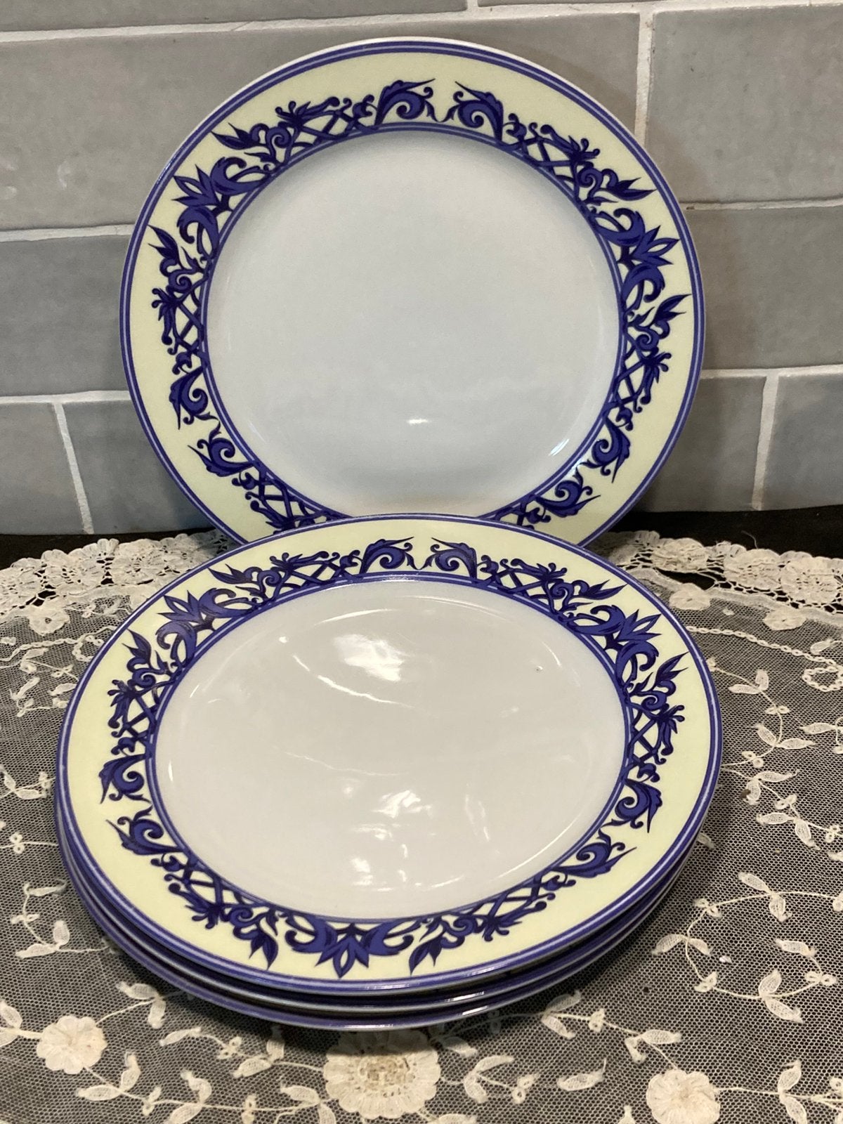 Ontbijtbordje blauw bewerkte rand (150425), Gebruikt, Ophalen of Verzenden, Bord(en), Overige stijlen