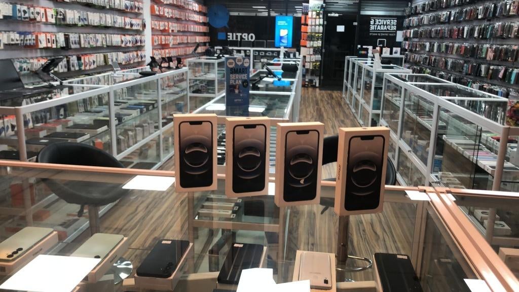 Oppo Reno 12  pro reparatie  / Apple iphone / ipad, Ophalen of Verzenden, Zo goed als nieuw, Bescherming, Overige merken